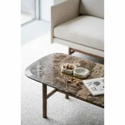 Rowico AB HAMMOND Sohvapöytä 135 Cm Marmorikannella -Myynti Säilytyskalusteet Hammond sohvapoyta marmori ruskea detalj